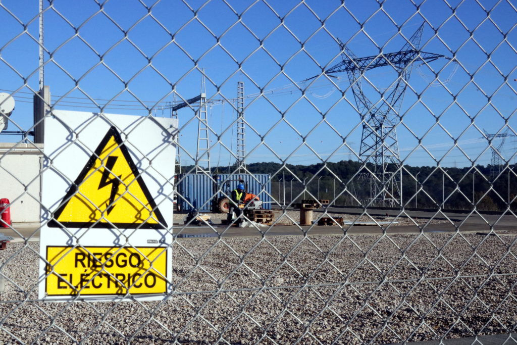 Red Eléctrica demana a la gran indústria que aturi dues hores l’activitat per una caiguda sobtada de la producció eòlica