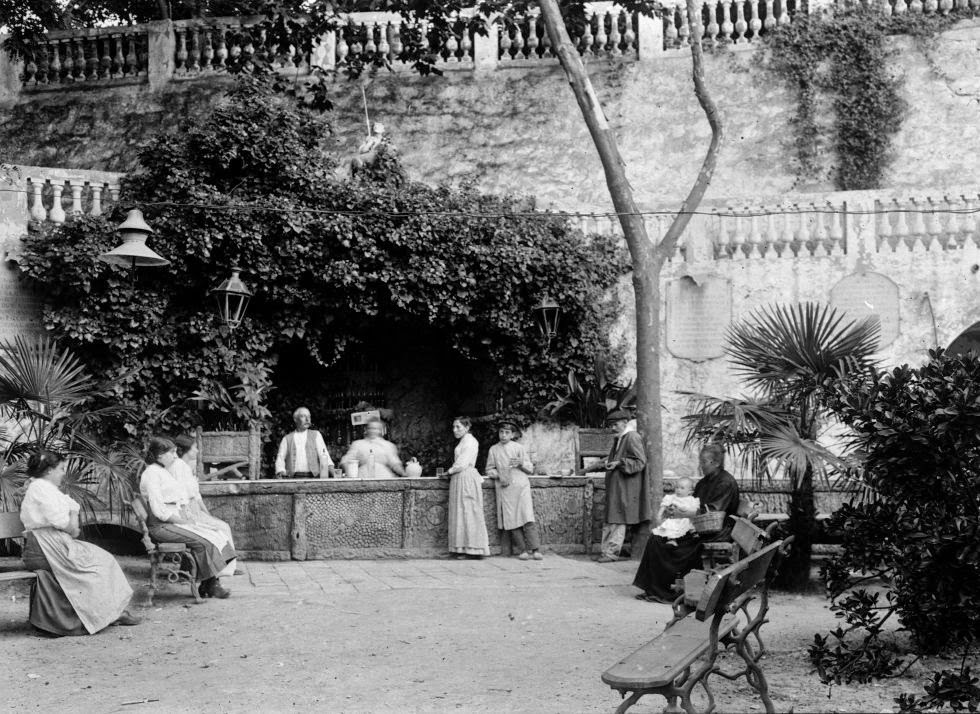 La Font del Gat, 1914 (fotografia atribuïda a Frederic Ballell, si bé podria ser de Josep Maria de Sagarra).
