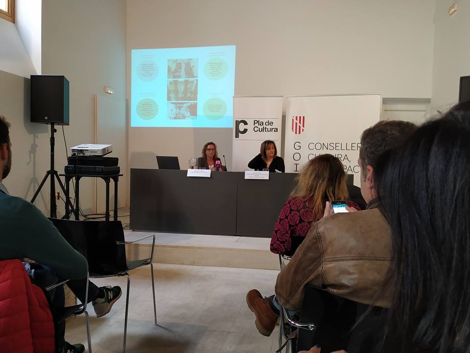 Berta Sureda i Fanny Tur presentant el document final del Pla de cultura del govern balear.