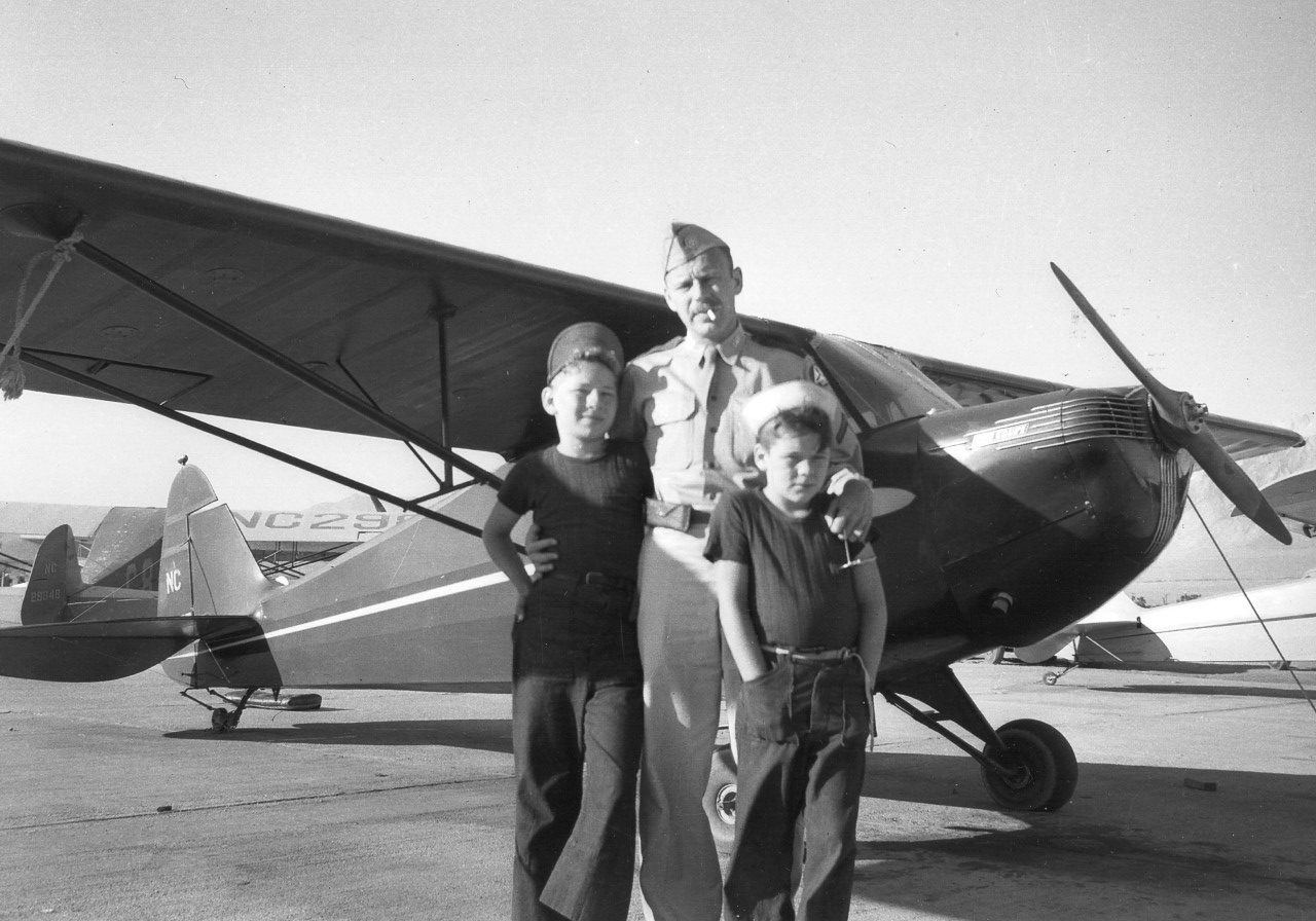 Alvah Bessie i els seus fills. Durant la Segona Guerra Mundial, era membre de la patrulla aèria civil (fotografia cedida a VilaWeb per Dan Bessie).