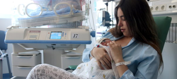 Una imatge d'arxiu d'una mare amb el seu nadó