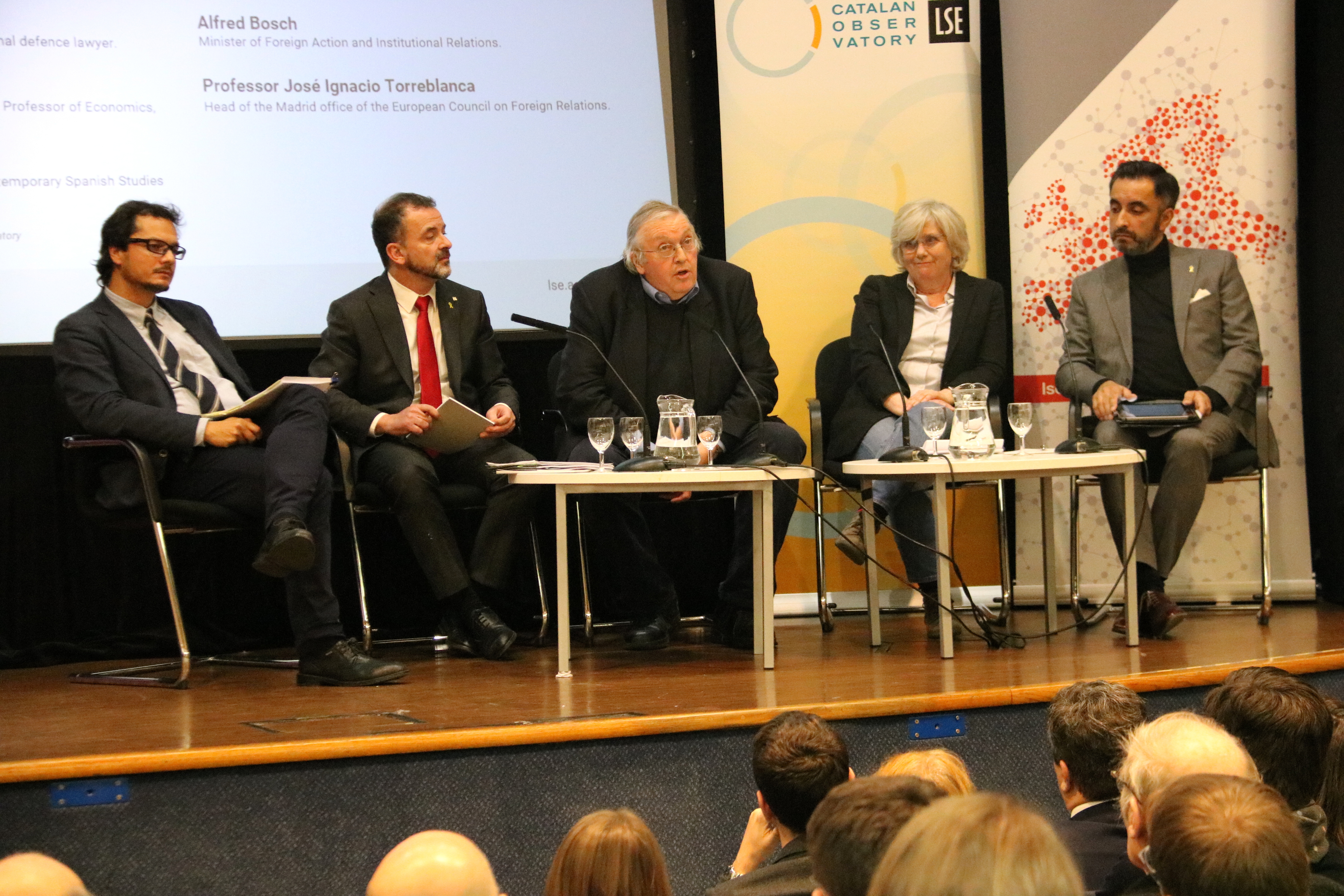 D'esquerra a dreta: Nacho Corredor, Alfred Bosch, Paul Preston, Clara Ponsatí, Aamer Anwar, ahir a la LSE (fotografia: ACN).