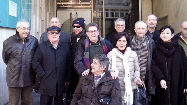 El grup de valencians torturats, a les portes del consolat argentí, impulsor de la querella contra les víctimes del franquisme.