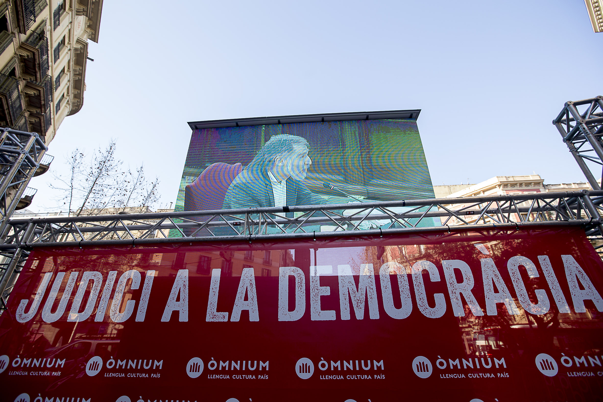 Pantalla gran instal.lada al carrer Diputació per a seguir la declaració de Jordi Cuixart (Foto: Albert Salamé)