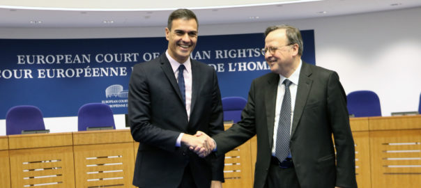 Salutació entre el president espanyol Pedro Sánchez i el president del Tribunal Europeu de Drets Humans Guido Raimondi a Estrasburg el 7 de febrer del 2019. Fotografia: ACN.
