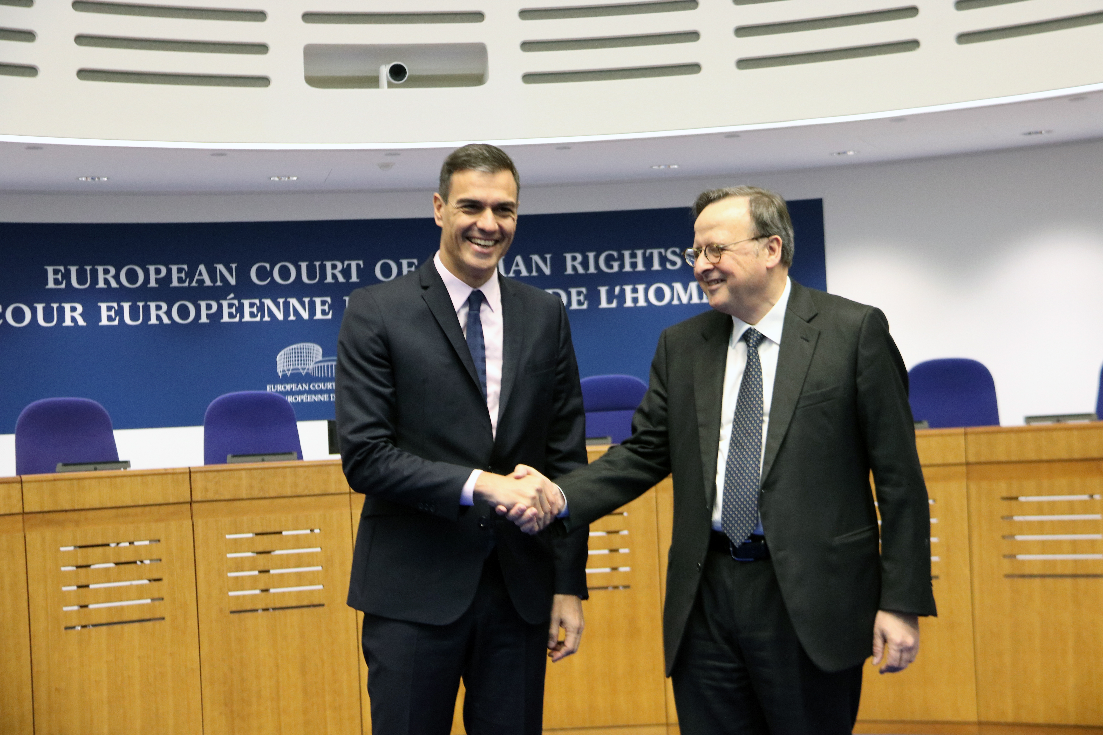 Salutació entre el president espanyol Pedro Sánchez i el president del Tribunal Europeu de Drets Humans Guido Raimondi a Estrasburg el 7 de febrer del 2019. Fotografia: ACN.