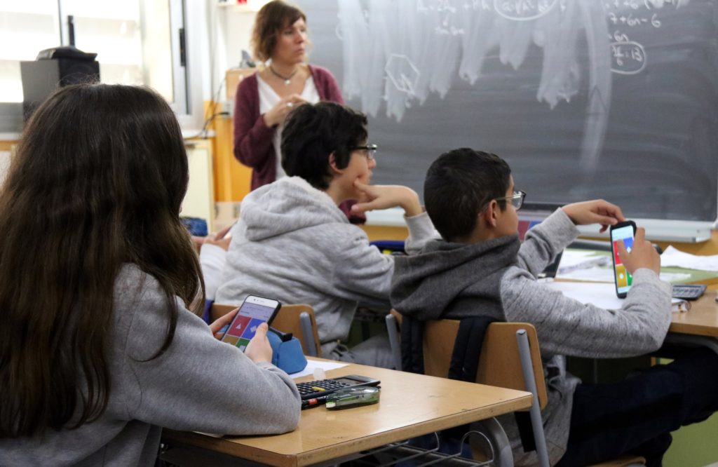 La prohibició dels mòbils marcarà el començament de curs a Catalunya i a les Illes
