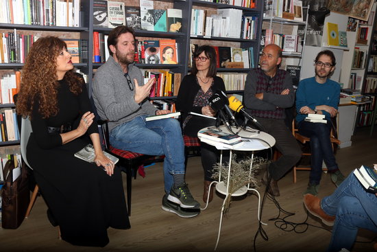 D'esquerra a dreta: els escriptors Anna Moner, Maiol de Gràcia, Rocío Bonilla i els editors Ricard Vela i Gonçal López-Pampló.