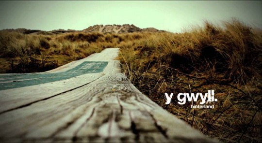 Paisatge de la sèrie gal·lesa 'Y Gwyll. Hinterland', històries locals que van enllà d’un món rural i s’alcen com a imatge poderosa del món d’avui. Fotografia: Netflix.