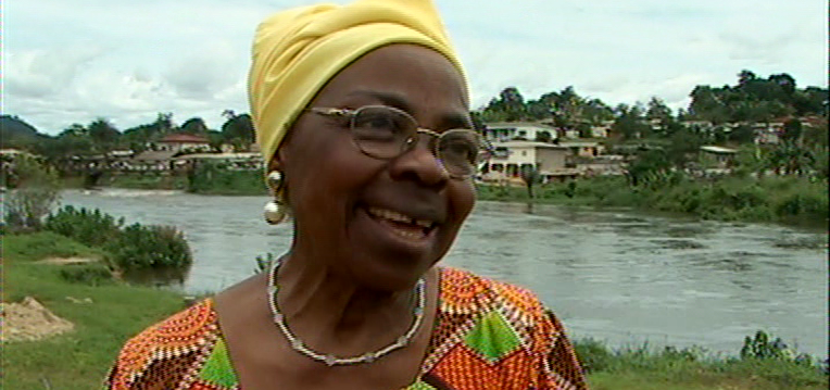Fotograma del documentari 'L'assassinat de Félix Moumié' (2005), on hi apareix Marthe Moumié.