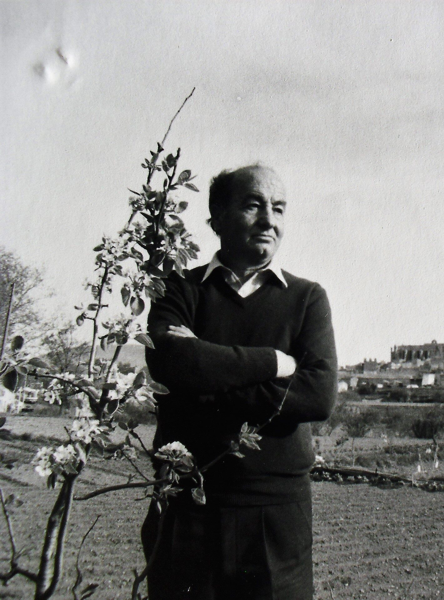 El pintor Maties Palau Ferré (1921-2000) amb Montblanc al fons.