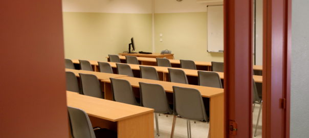 Imatge d'arxiu d'un pla general de l'entrada a una aula de la facultat de Biologia de la UB (fotografia: ACN).