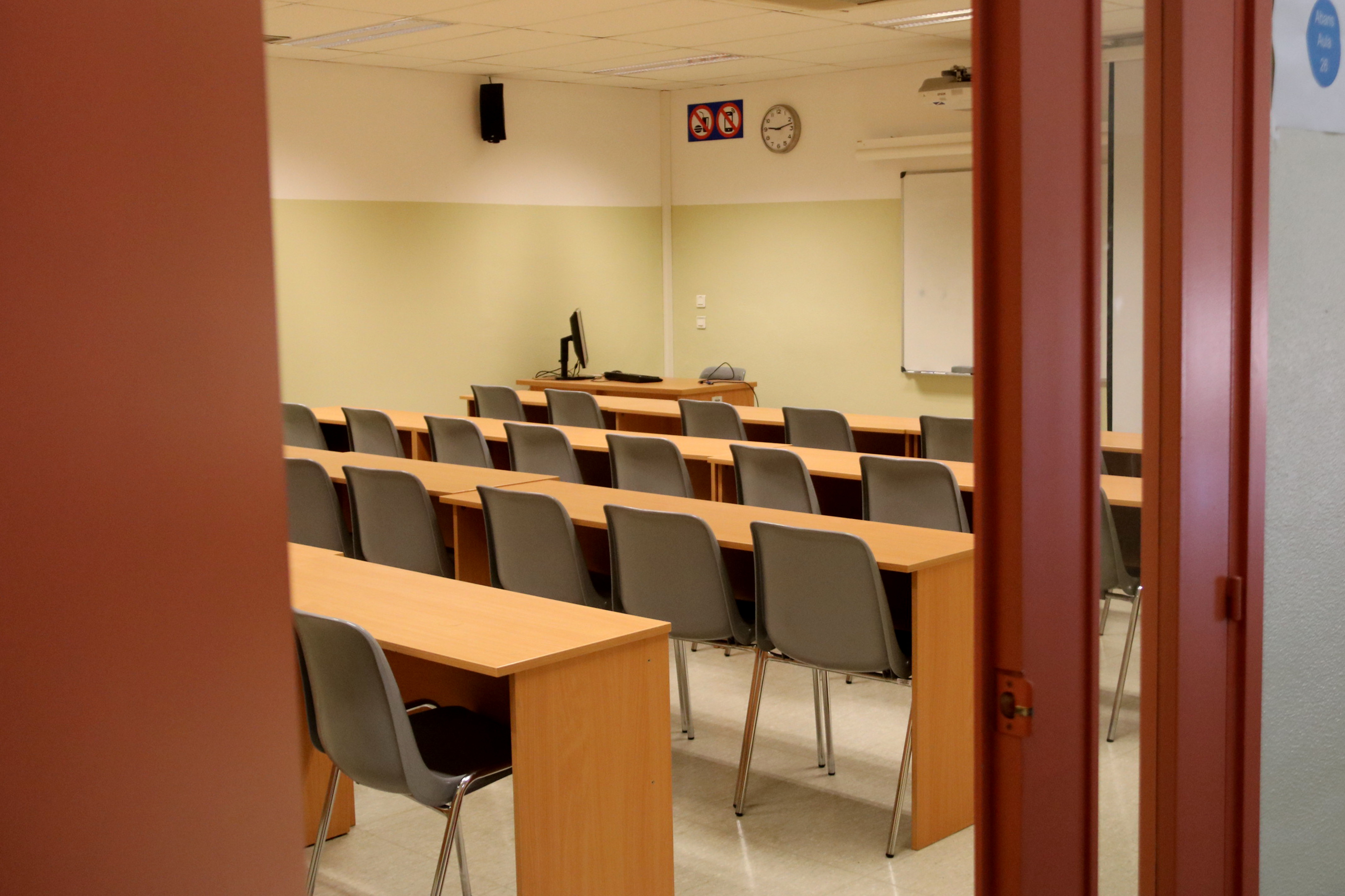 Imatge d'arxiu d'un pla general de l'entrada a una aula de la facultat de Biologia de la UB (fotografia: ACN).