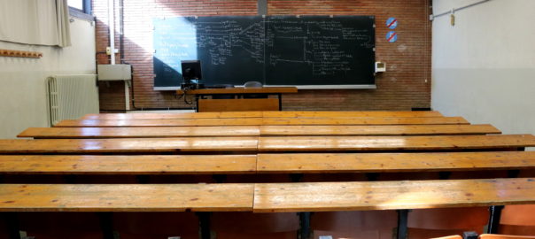 Pla general d'una aula d'universitat.