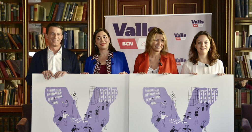 Manuel Valls amb les dones que ocupen el segon, quart i vuitè lloc de la seva llista: Maria Luz Guinarte, Eva Parera i Noemí Martín