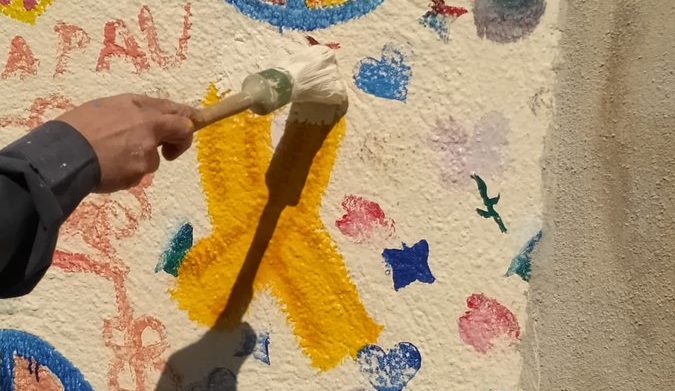 Els mossos van fer esborrar una pintada amb un llaç groc a l’escola Sagrada Familia de Caldes d’Estrac. Fotografia: @miquelguri