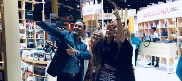 L'equip acabant d'enllestir-ho tot per a la inauguració.