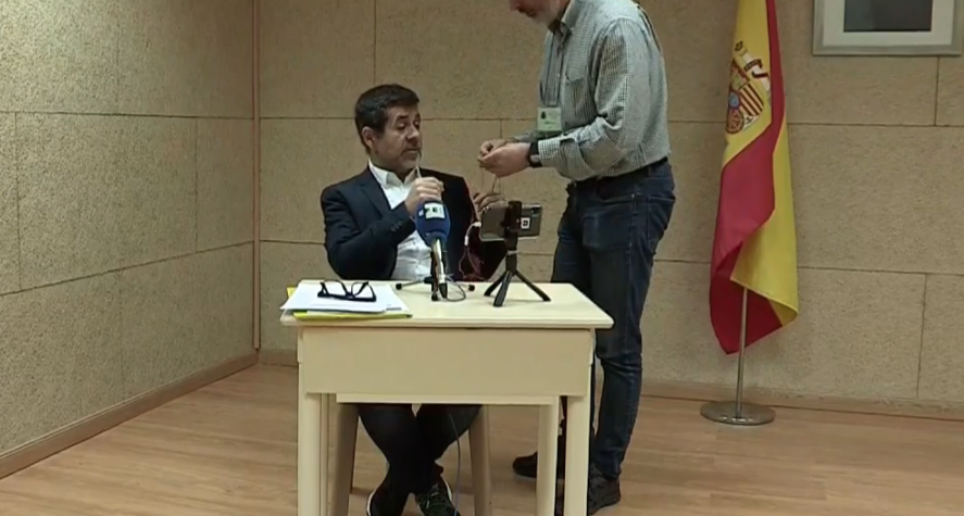 Jordi Sànchez a la presó durant la conferència de premsa com a candidat electoral. Foto: EFE