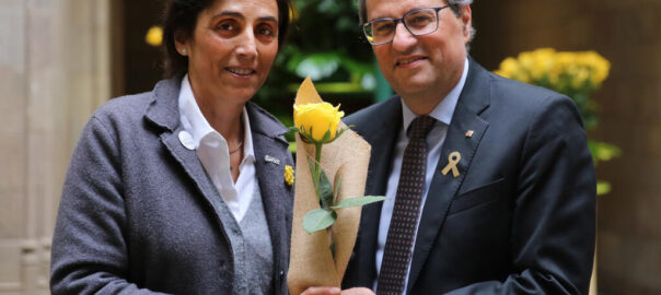 El president Quim Torra i Carola Miró, amb una rosa groga el dia de Sant Jordi del 2019 (fotografia: ACN).