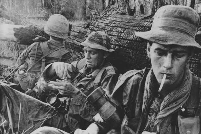 Tim Page en plena batalla a Vietnam, el 1966 (fotografia: Steve Nothup).