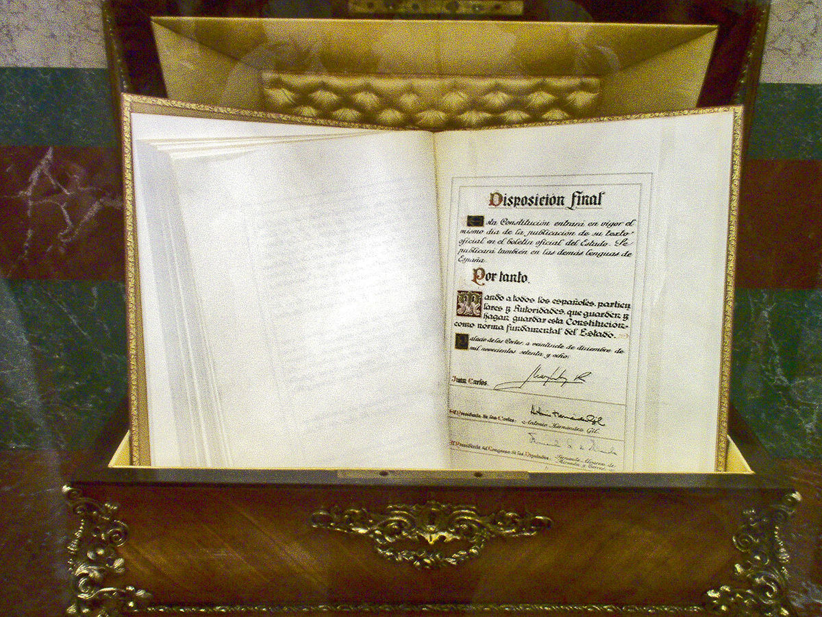 Un exemplar de la constitució espanyola del 1978, exposat al congrés espanyol.