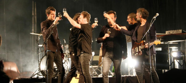 Mishima brinda a l'escenari.