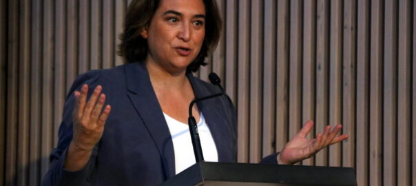 colau critica vetos creuats