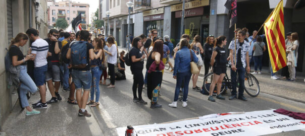 Concentració ahir davant de la comissaria dels Mossos d'Esquadra en suport al detingut per haver ocupat les vies del TGV