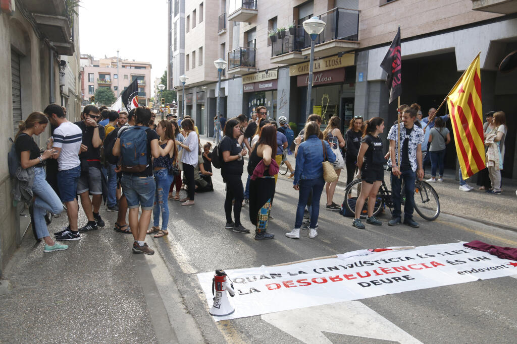 Concentració ahir davant de la comissaria dels Mossos d'Esquadra en suport al detingut per haver ocupat les vies del TGV