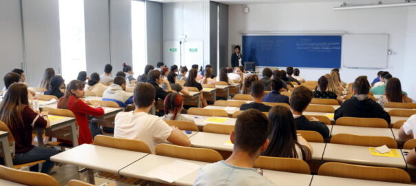 Alumnes d'esquenes en una classe a la Facultat d'Economia i Dret de la Universitat de Lleida