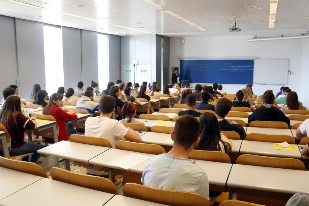 Alumnes d'esquenes en una classe a la Facultat d'Economia i Dret de la Universitat de Lleida
