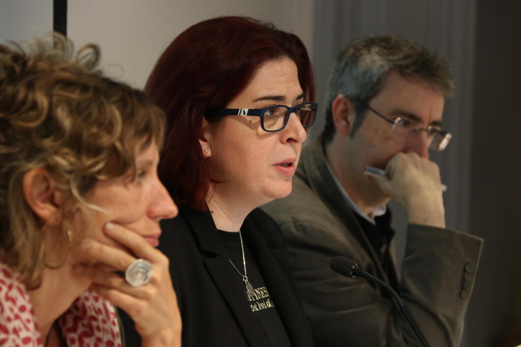 La presidenta del PEN, Àngels Gregori, entre la secretària general, Gemma Rodríguez i el vicepresident, Jaume Subirana. Foto: Albert Salamé.