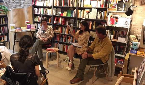 Blanca Pujals entre els editors Enric Viladot i Isabel Monsó, a la llibreria la Impossible de Barcelona.