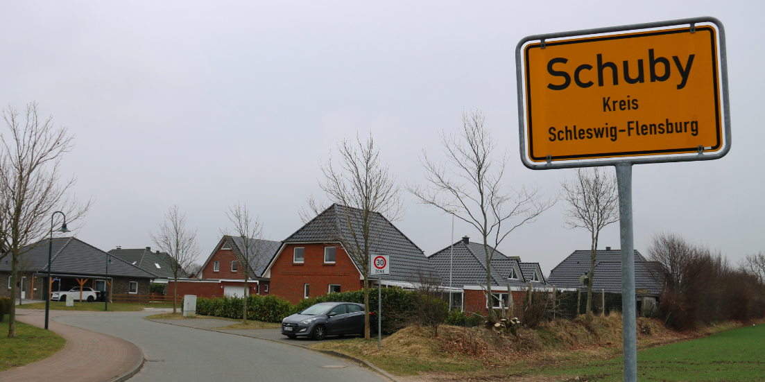 Entrada al municipi de Schuby, a Slesvig-Holstein, molt a prop d'on Carles Puigdemont fou detingut el 25 març de 2018.