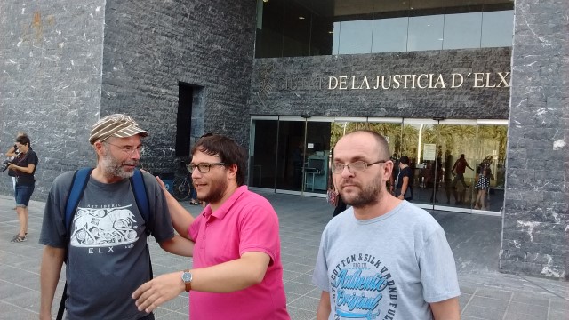 Jafet Pinedo, a l'esquerra, sortint del jutjat d'Elx un cop suspès el judici contra els policies espanyols.