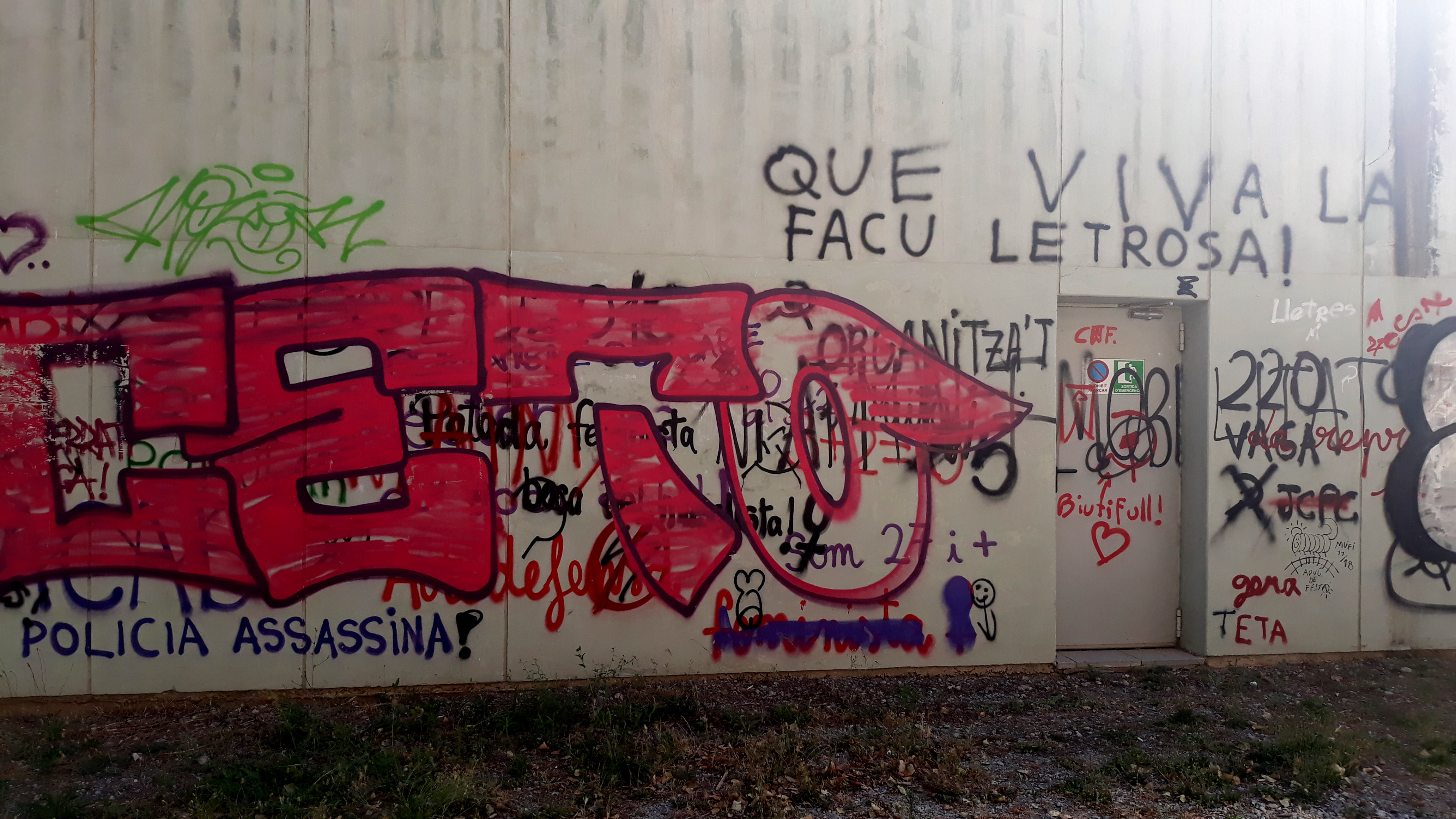 Pintades en una paret exterior de la facultat de lletres de la UAB.