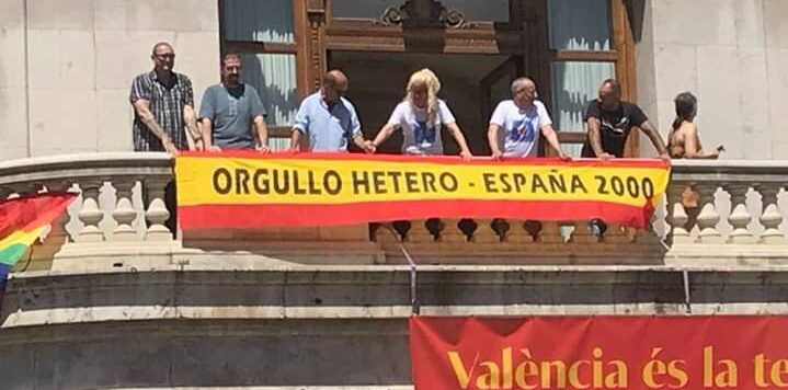 El grup ultra España 2000 va penjar una pancarta al balcó de la casa de la ciutat de València, el 28 de juny proppassat (fotografia: Twitter España 2000).