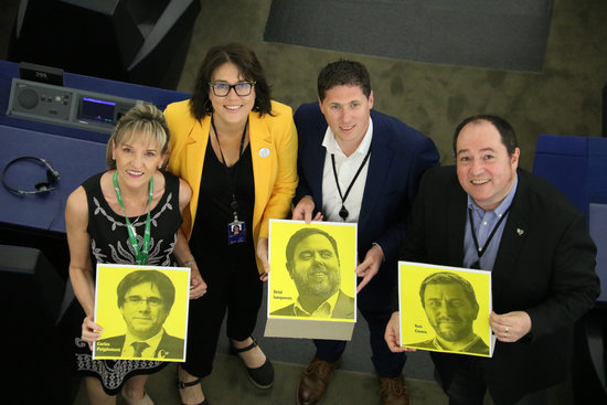 Els eurodiputats Martina Anderson, Matt Carthy, Diana Riba i Pernando Barrena reivindicant Junqueras, Puigdemont i Comín en el ple de constitució del Parlament Europeu, a Estrasburg