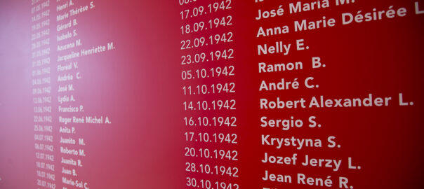 Els noms dels xiquets que la Maternitat d'Elna va salvar per a la vida, en un cartell instal·lat dins l'edifici.