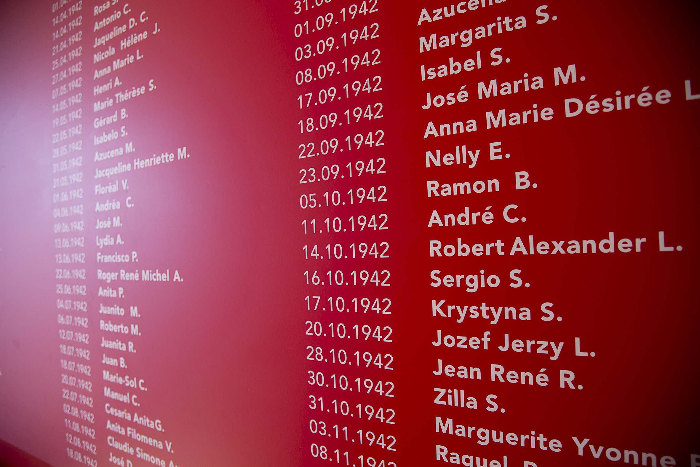 Els noms dels xiquets que la Maternitat d'Elna va salvar per a la vida, en un cartell instal·lat dins l'edifici.