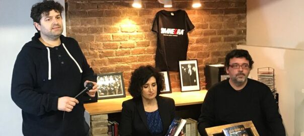 Miquel Àngel Díaz (esquerra) en una presentació de Graziella Moreno (centre) a la seva llibreria, en presència de Gori Dolz (dreta) de Alrevés
