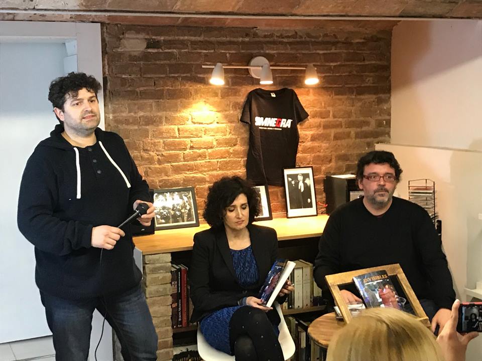 Miquel Àngel Díaz (esquerra) en una presentació de Graziella Moreno (centre) a la seva llibreria, en presència de Gori Dolz (dreta) de Alrevés