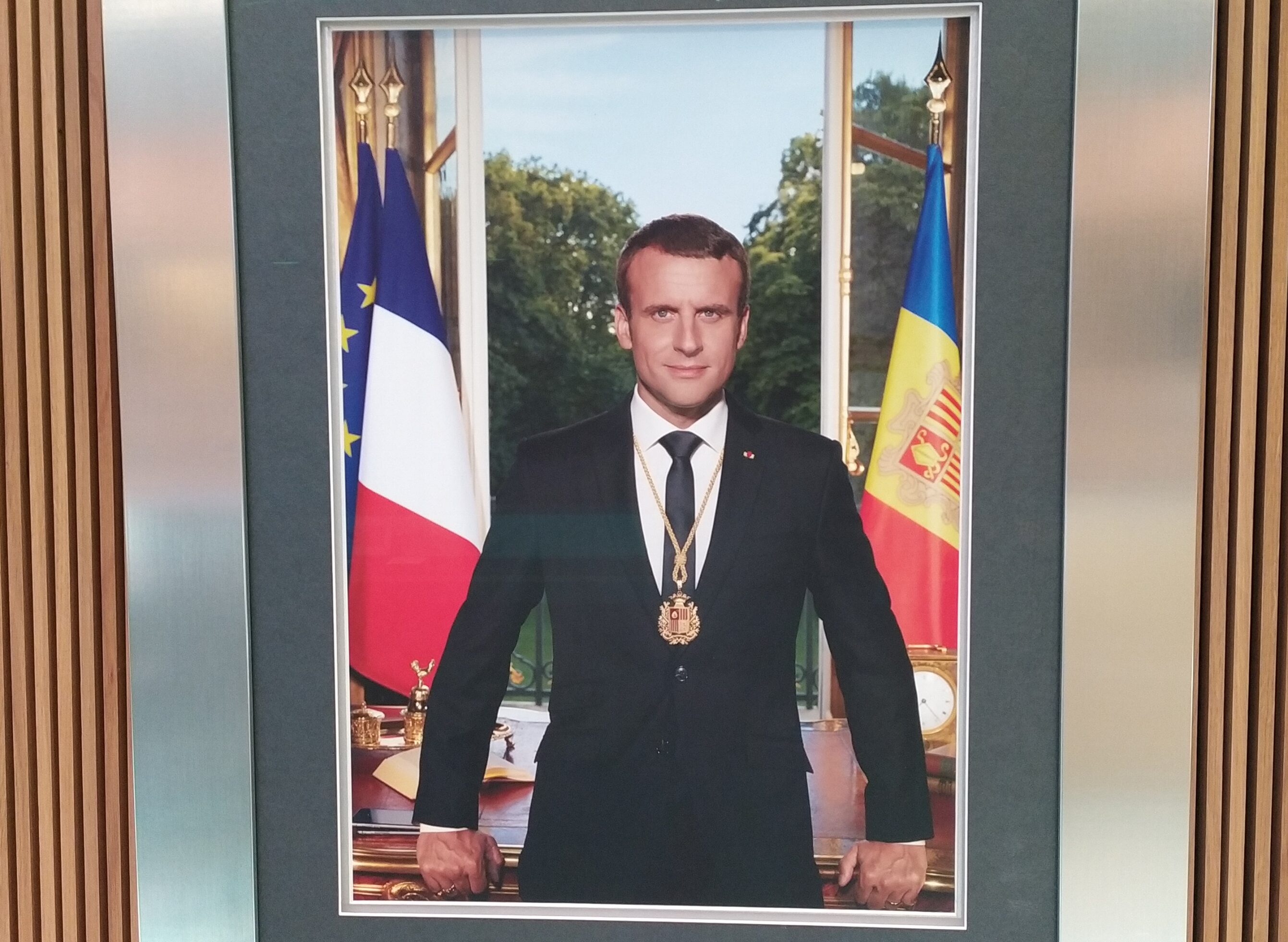 Retrat del copríncep Macron al Consell General d'Andorra