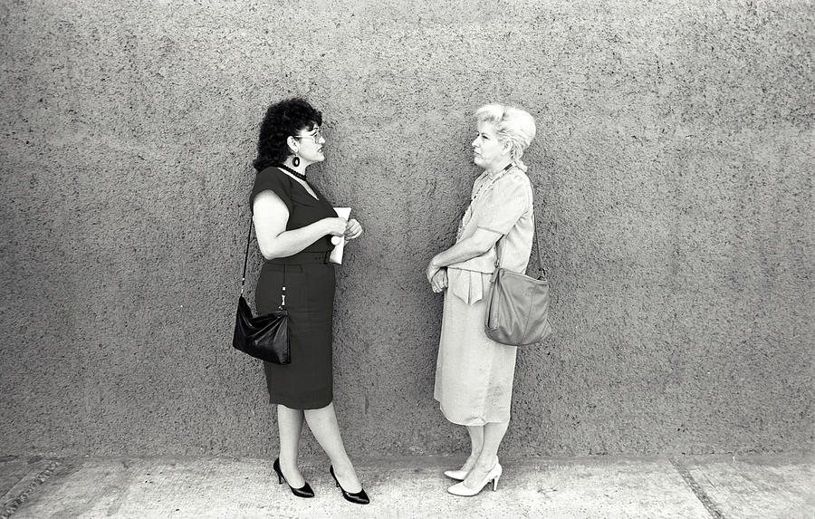 Dues dones parlant i demanant-se si els seus diàlegs transformen o documenten la realitat (‘Ladies Talking, Albuquerque, New Mexico, 1989’, de Mark Goebel).