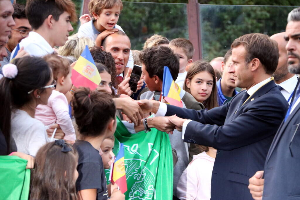 Macron aterra a Andorra enmig d’una gran expectació i el país mig aturat
