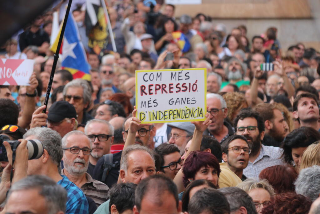 Un manifestant mostra un cartell contra les detencions de membres dels CDR ahir a Sabadell