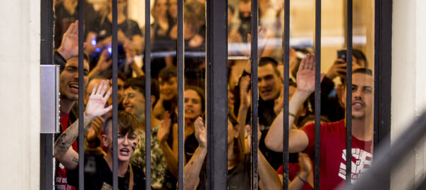 Activistes per l'habitatge i del Sindicat de Barri del Poble Sec aturant el desnonament del bloc llavors, el 10 d'octubre. Fotografia: Albert Salamé