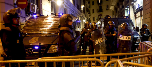 Agents de policia protegint la prefectura de Via Laietana el 26 d'octubre del 2019. Fotografia: Albert Salamé