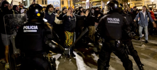 Manifestació retorn pilotes a comissaria de Via Laietana