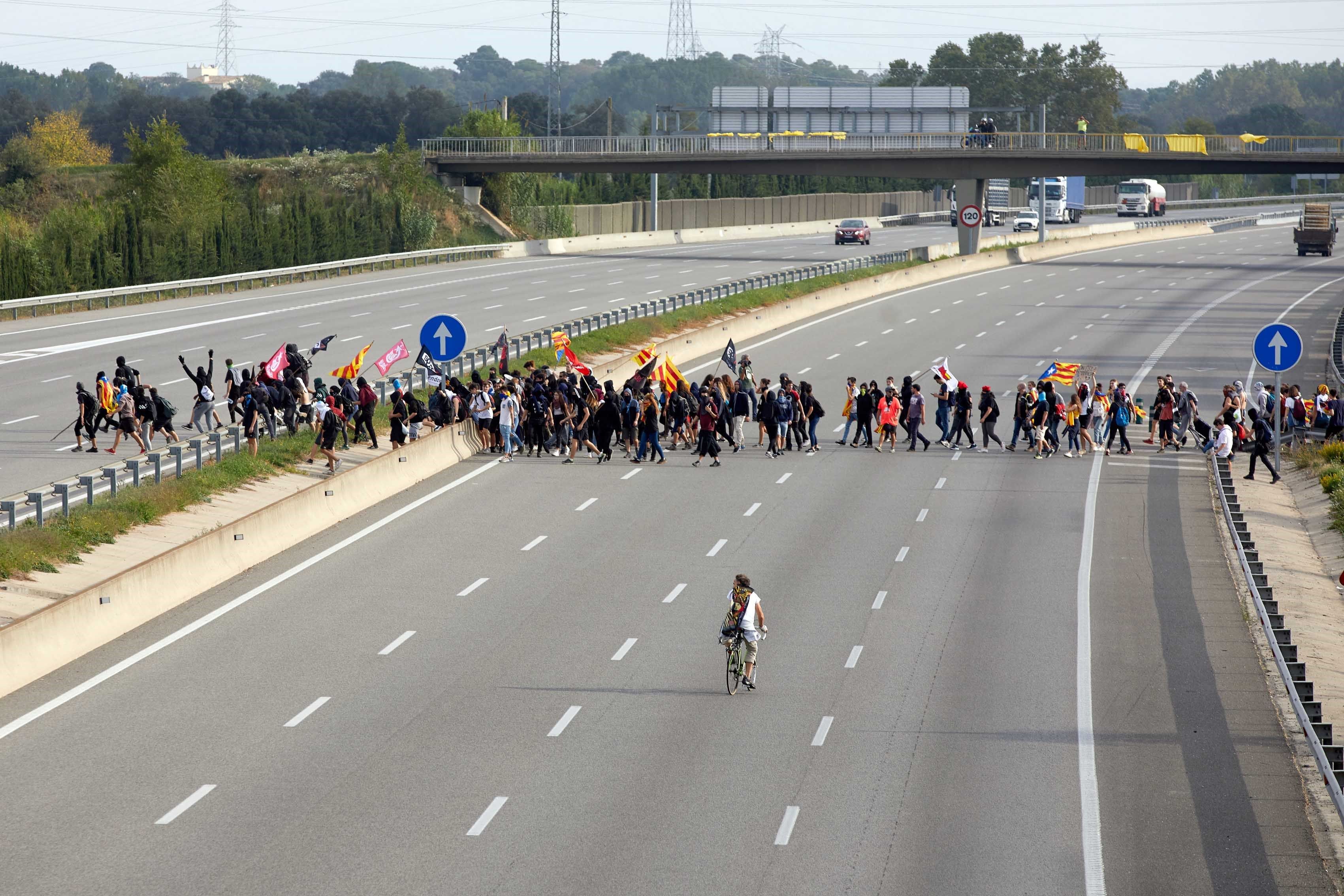 Manifestants anant cap a l'aeroport (fotografia: EFE).